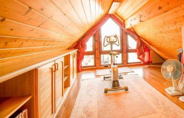 Studio mit Einbauschränken