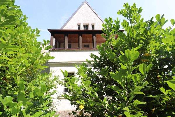 Hausansicht seitl. mit verglaster Loggia