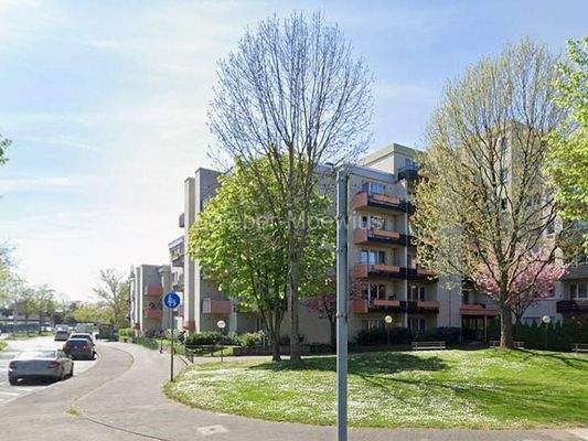 3469 Gebäudeansicht Frühling c