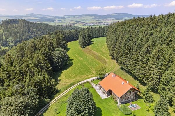 Luftaufnahme des Bauernhauses