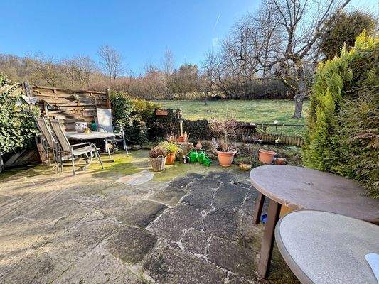 große Terrasse mit Garten