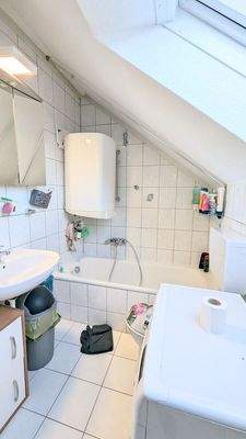 Bad mit Badewanne und Fenster - 1