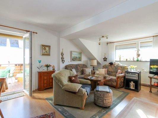 Wohnzimmer mit Balkonzugang 2.OG rechts