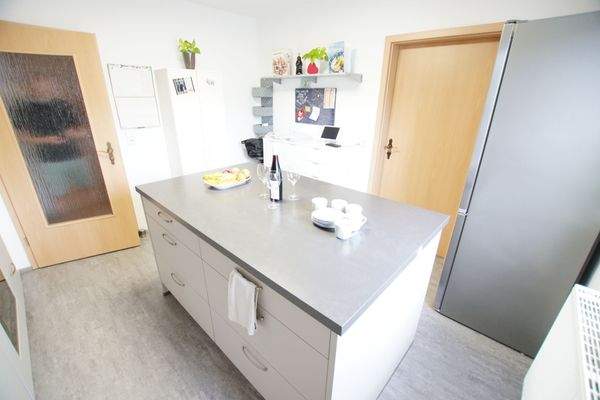 Moderne Küche mit Kochinsel