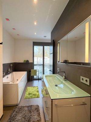 Master-Bad mit Dusche und Wanne