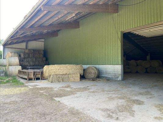 Eingang der Halle und Unterstand 