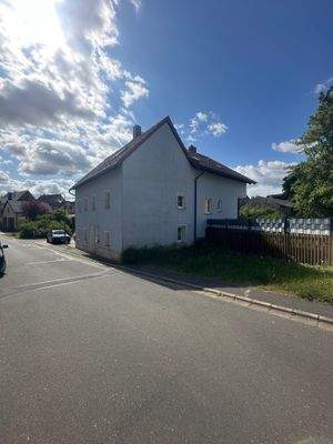 Vorderhaus mit Vorgarten