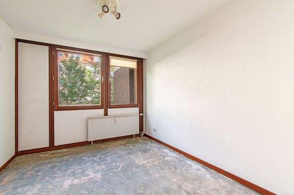 Potentielles Schlafzimmer mit Ausblick ins Grüne