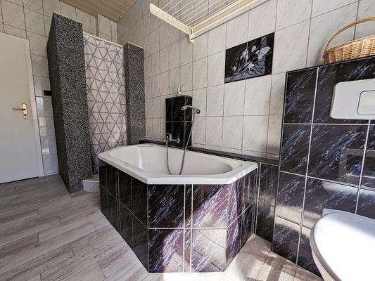 Badezimmer mit Dusche und Wanne