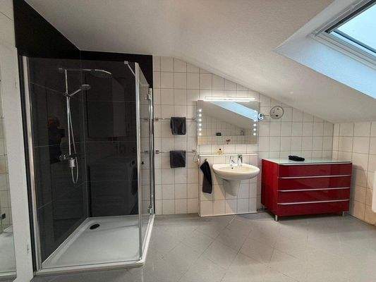 Badezimmer mit flacher Dusche