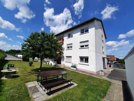 Michelau-Hauptansicht mit Hofeinfahrt und Garten.jpg