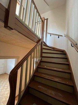 stilechte Holztreppe der &quot; Dreißiger &quot;