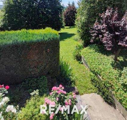 Blick in den parkähnlichen Garten