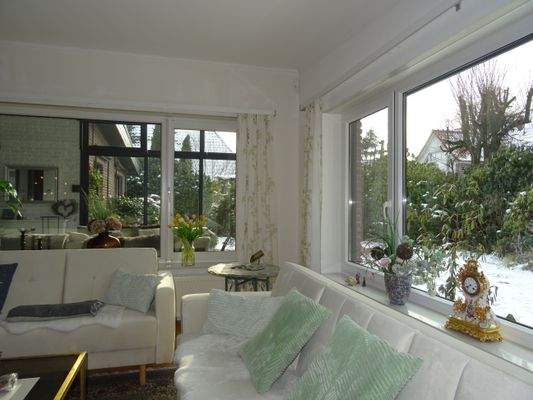 Wohnzimmer mit Blick in den Garten