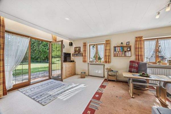 ... und Zugang zu Terrasse, Garten und Wald