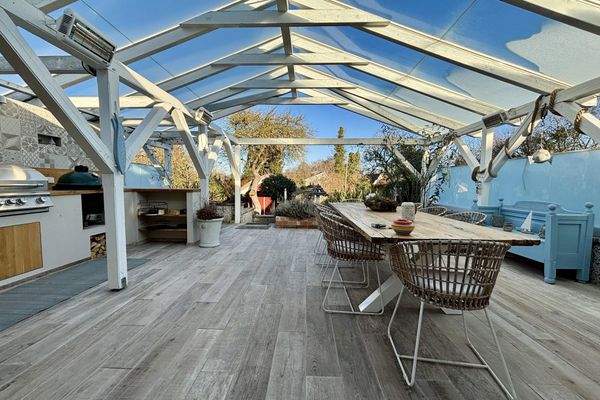 überdachte Terrasse mit Outdoorküche