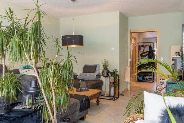 Zauberhafte Maisonette-Gartenwohnung mit XXL-Garage, Carport und eigenem Garten – Baujahr 2007