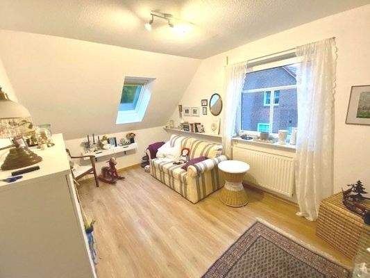 Durch das Dachfenster fällt zusätzliches Licht in den Raum