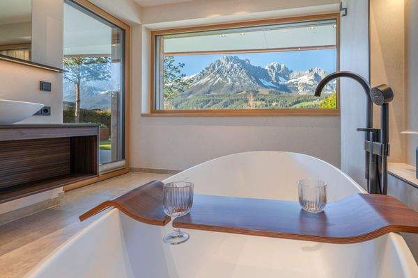 BADEWANNE MIT KAISERBLICK
