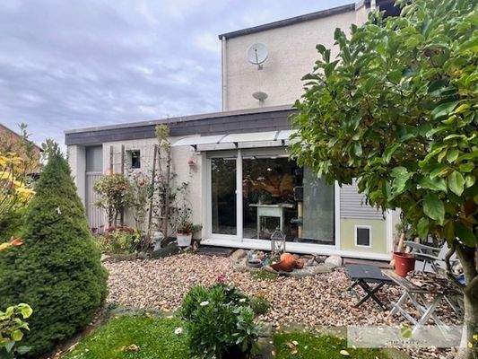 Seitliche Ansicht des Dreifamilienhauses - mit nachträglichem Anbau