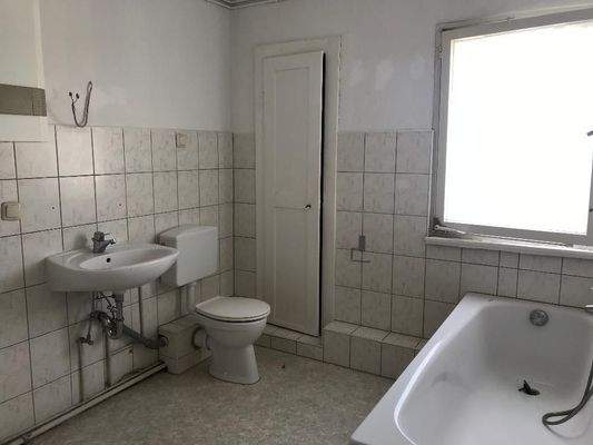 Tageslichtbad mit Wanne