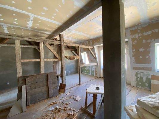 Noch nicht fertig gestellter Ausbau des Dachgeschosses (6).jpg