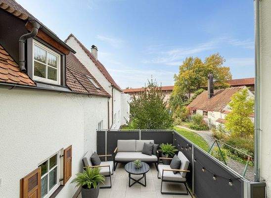 Aussicht vom Balkon mit Einrichtungsbeispiel