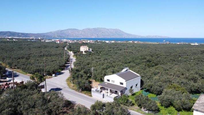 Kreta, Drapanias: Neubauhaus inmitten von Olivenhainen in Strandnähe zu verkaufen