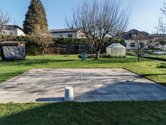 Waschbetonplattenbereich im Garten