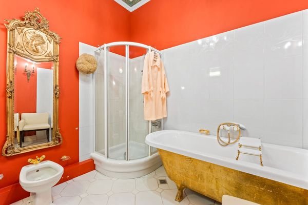 Badezimmer mit schönen Goldakzenten 