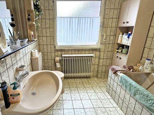 Tageslichtbad mit Wanne