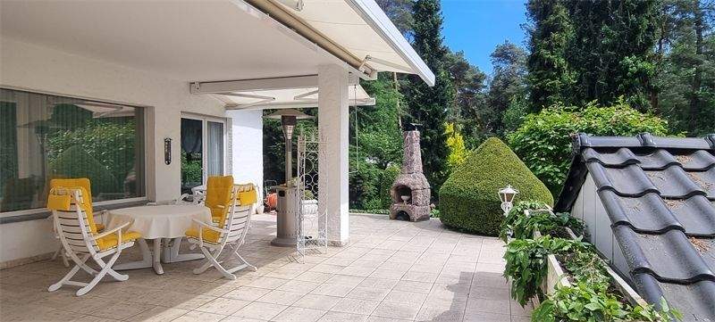 Große sonnige Terrasse