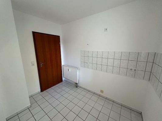 Küche mit Tür zum Flur