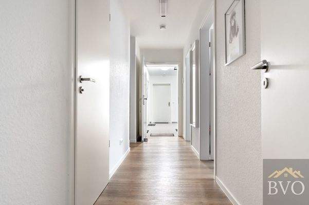 Wohnungsflur mit Blick ins Treppenhaus