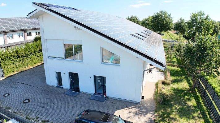 Modernes Wohn- und Geschäftshaus