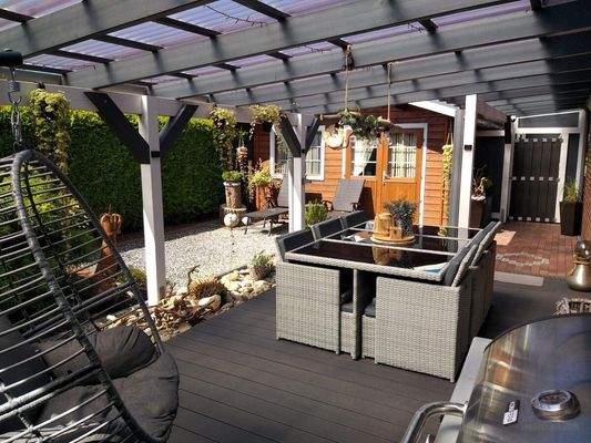 gemütliche überdachte Terrasse