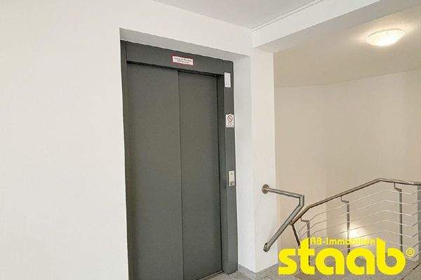 mit dem Aufzug in die Wohnung