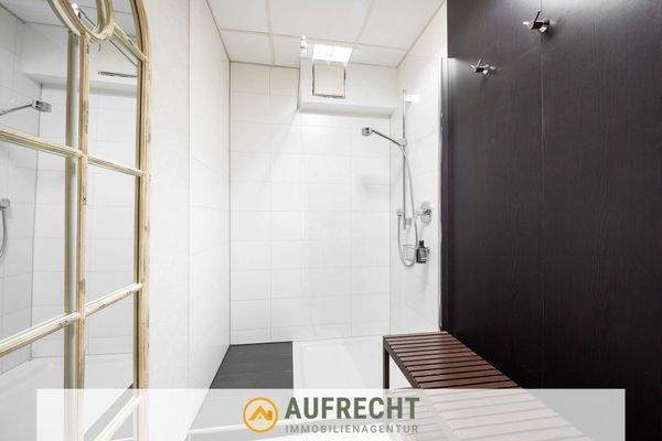 Badezimmer mit bodeneber Dusche