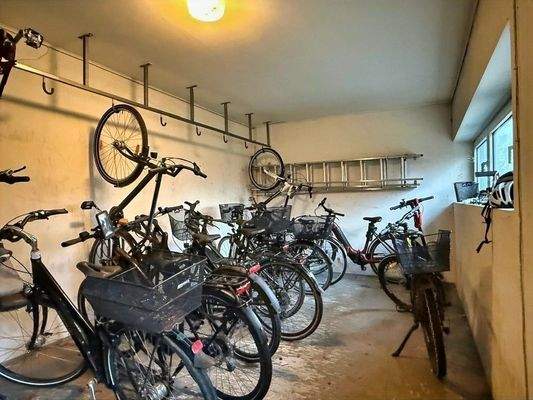 großer, ebenerdiger Fahrradraum