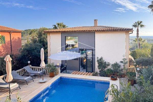 Poolbereich mit Sonnenliegen