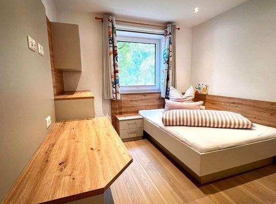 Zweites Schlafzimmer mit ZIrbenelementen.