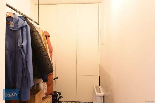 Abstellraum mit Garderobe