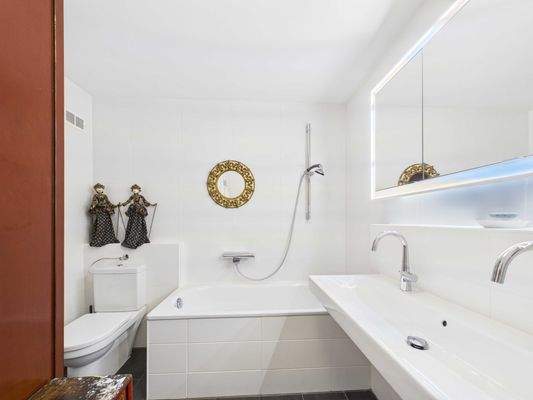 Bad mit Wanne und WC