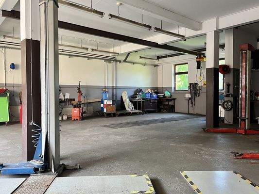 Werkhalle mit Hebebühne 