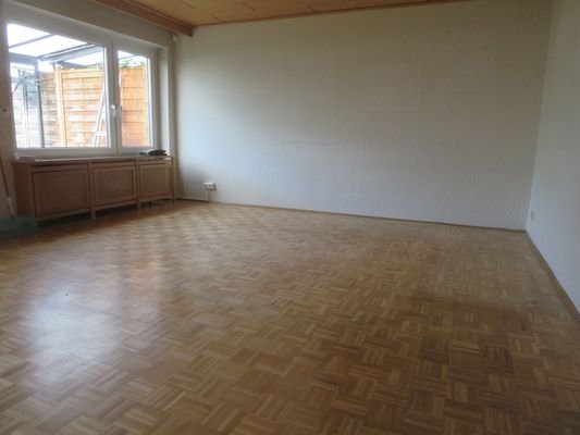 geräumiges Wohnzimmer mit ca. 24m²