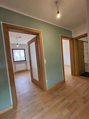 Zwei Zimmer neben großem Badezimmer