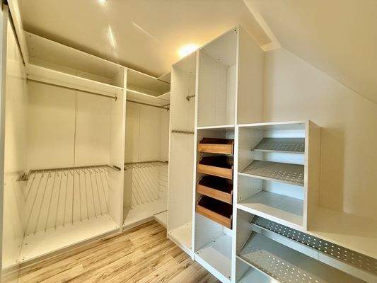 Ankleidezimmer im DG