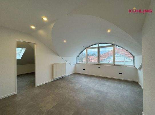 Schlafzimmer mit Zugang zum Ankleidezimmer