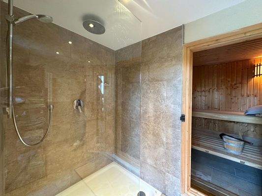 Walk-in-Dusche im Saunabereich
