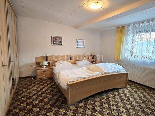 Großes Eltern - Schlafzimmer im OG 